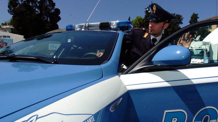 Prende a bastonate un cinese, poi la rappresaglia: arrestato nigeriano