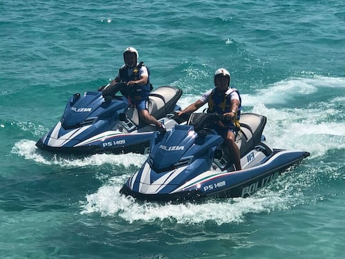È agli arresti domiciliari: lo beccano a bordo di un gommone