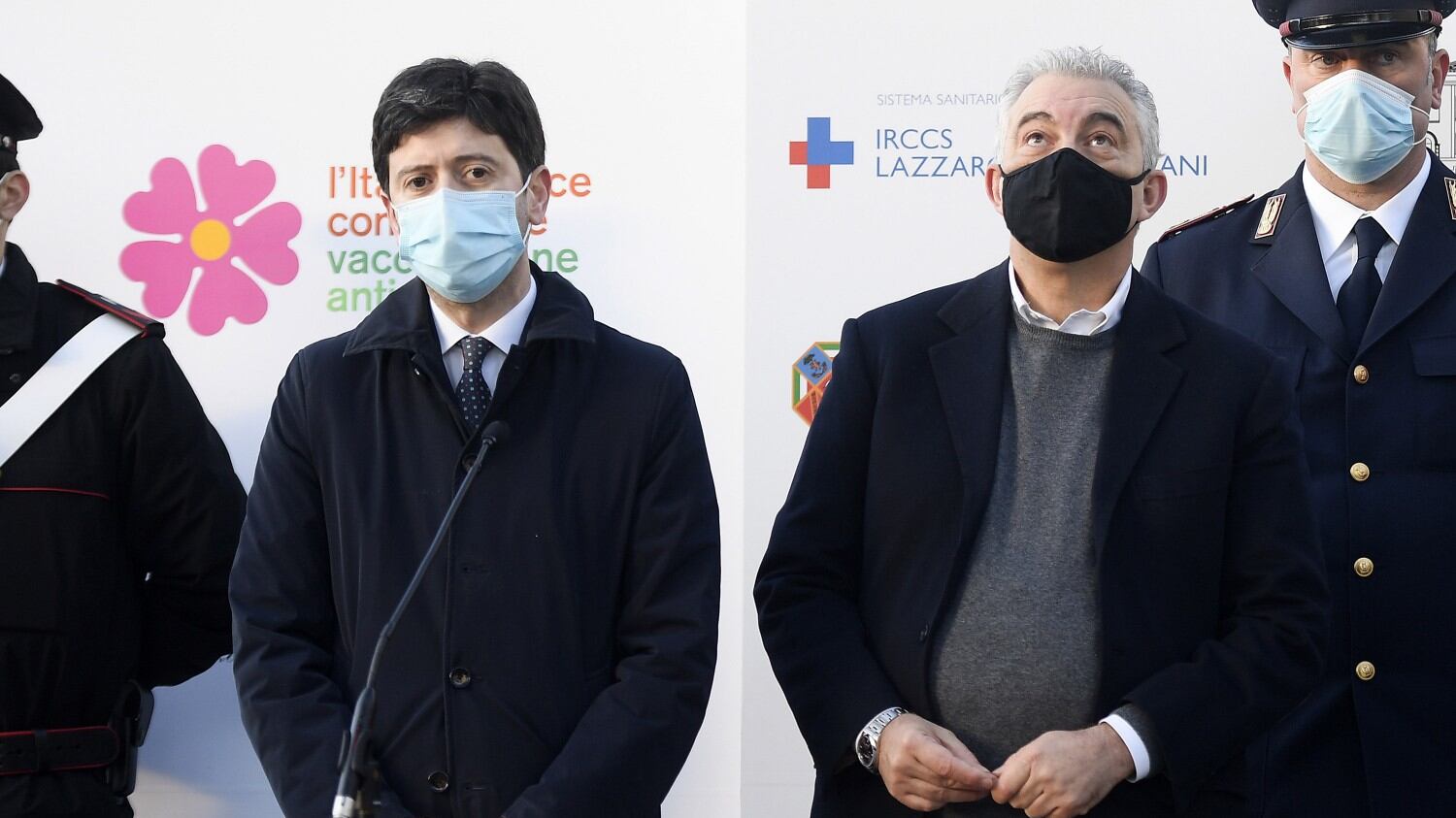 Vaccini, la grande bugia di Speranza. Mai firmato "contratti" con AstraZeneca