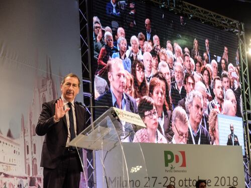 Sala "aizza" gli studenti. E l'opposizione insorge: "È un sindaco da social"