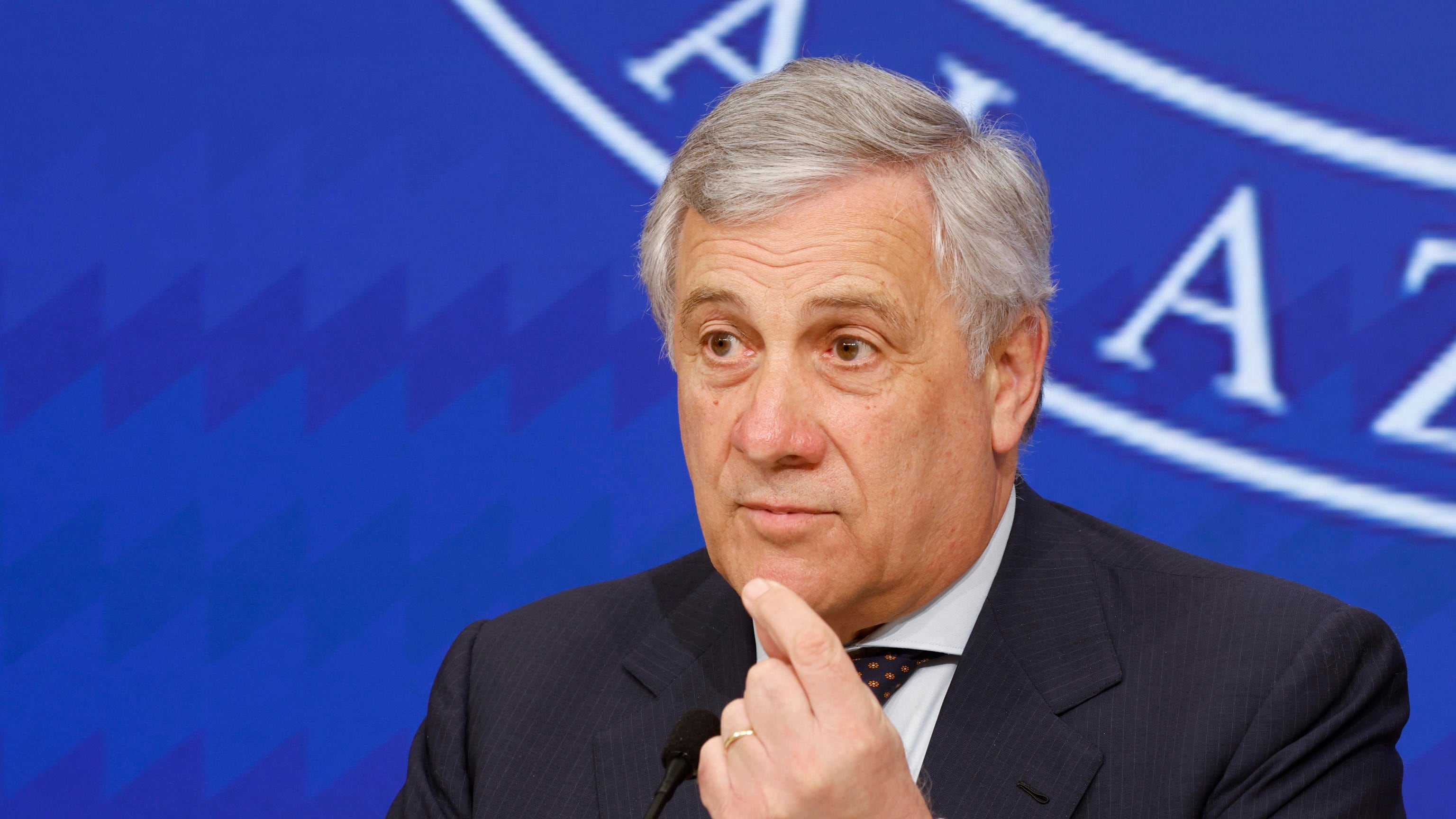 "No a Le Pen e Afd", "Preferisce Pd?". Botta e risposta tra Tajani e Salvini sulle Europee
