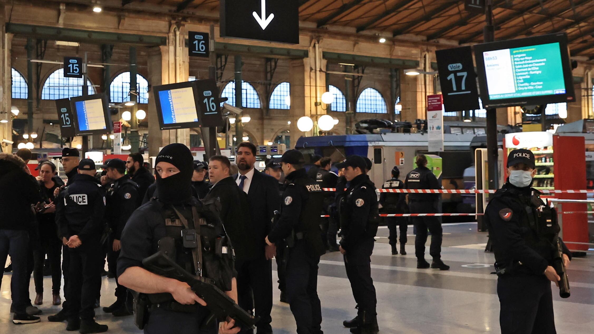 Libico, 23 anni, con decreto di espulsione. Accoltellate sei persone alla Gare du Nord