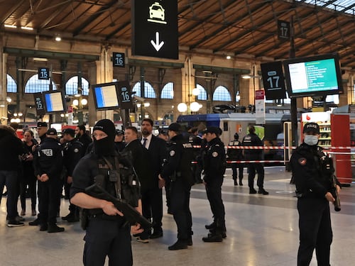 Libico, 23 anni, con decreto di espulsione. Accoltellate sei persone alla Gare du Nord