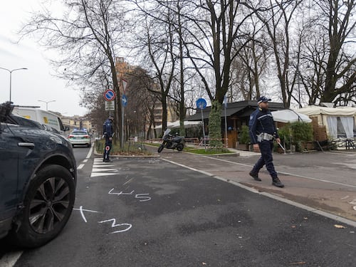 Incidente in moto, muore sotto gli occhi della moglie sul luogo in cui era morto il figlio di 10 anni