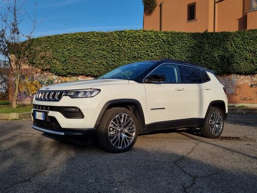 Jeep Compass 4XE, guarda le foto del suv ibrido plug-in