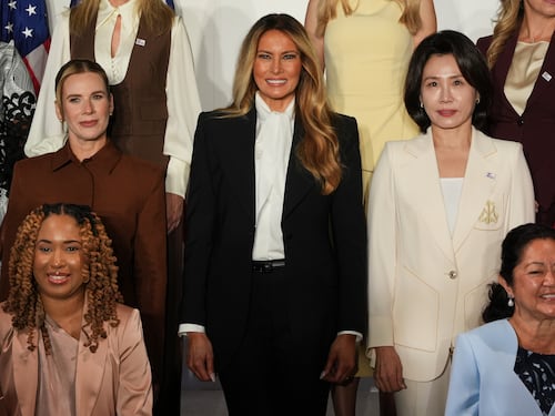 Donald lancia la “sua” tv. Ma Melania invita la Cnn