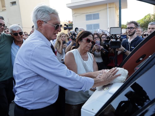 Gli applausi, la folla e la carezza a Lorena. “Questo non è amore”