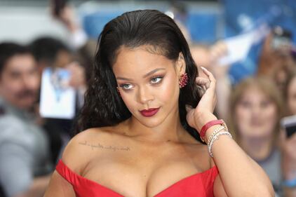 Rihanna, sexy scollatura sul red carpet 30