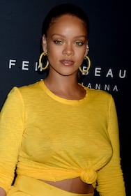 Rihanna bellissima in giallo per il lancio della sua linea Fenty Beauty 7