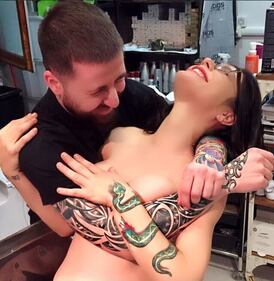 Naike Rivelli nuda, lo scatto hot nella vasca da bagno 3