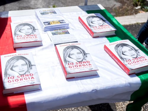 Il prof anti Meloni rincara la dose: "La mia non era ironia..."