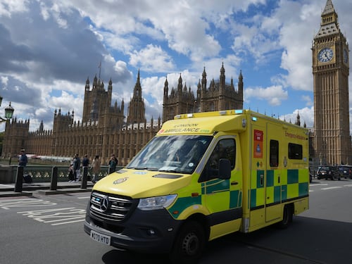 Londra, scandalo nella sanità: per gli immigrati tutto gratis, dal dentista agli occhiali