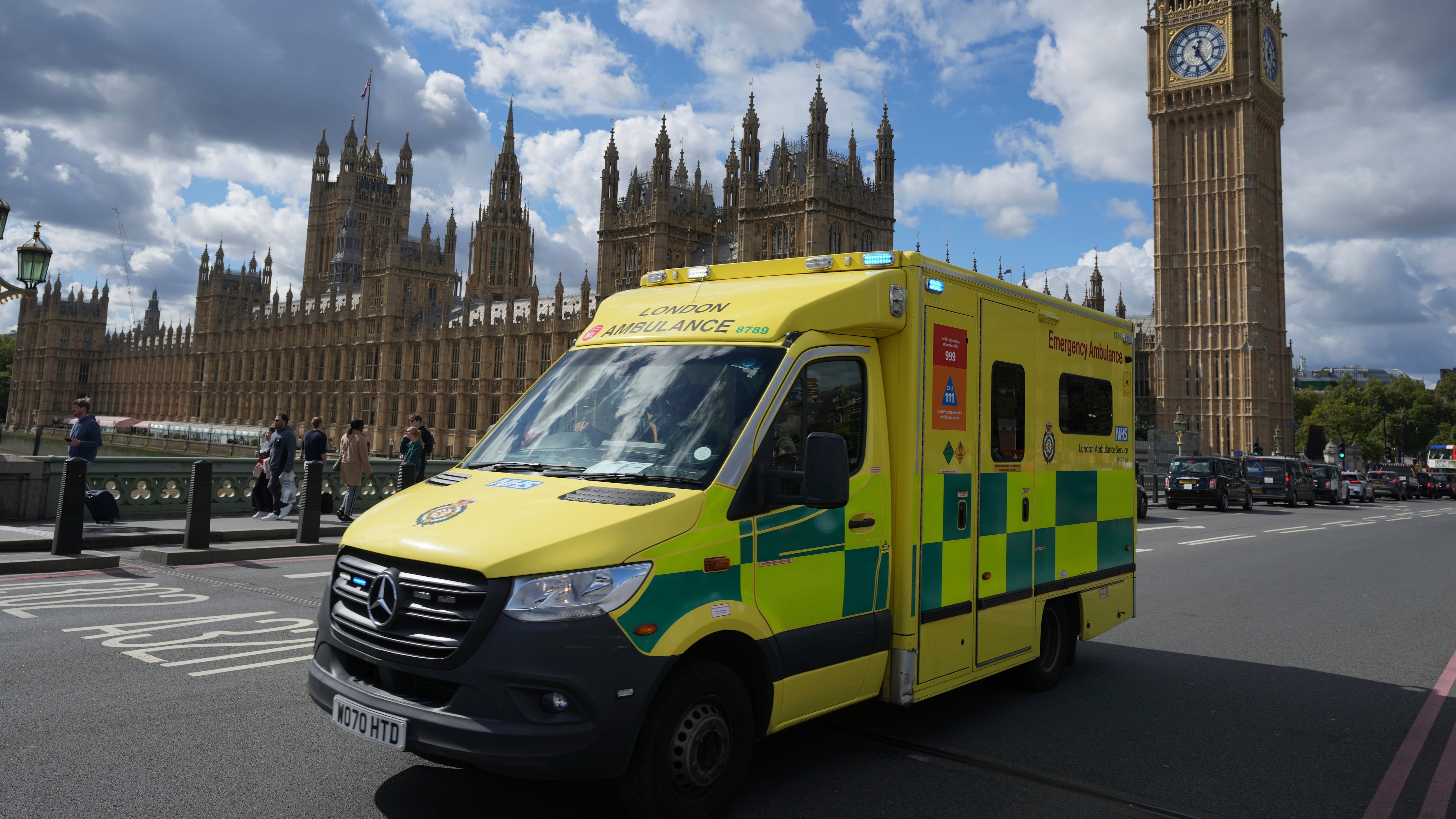 Londra, scandalo nella sanità: per gli immigrati tutto gratis, dal dentista agli occhiali