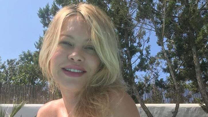 Anna Falchi fa gli auguri completamente nuda in spiaggia