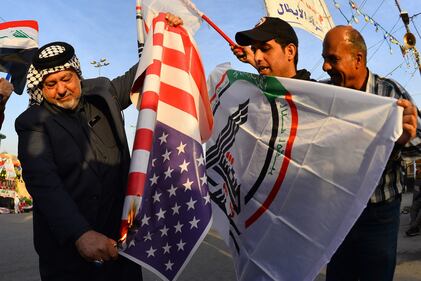 Iraq, assalto all'ambasciata Usa: bruciate bandiere americane 2