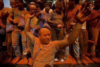 Polvere rossa, canti e balli: il Nepal celebra la primavera 14