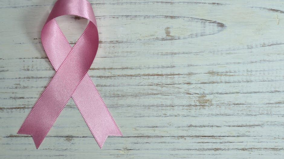 Tumore al seno, la battaglia sui social