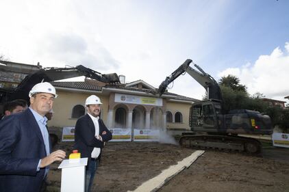 Salvini sulla ruspa per la demolizione della villa dei Casamonica 1