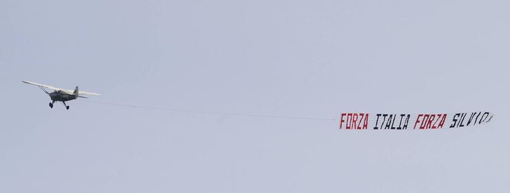 Aereo con uno striscione pro-Berlusconi nel cielo lucchese 2