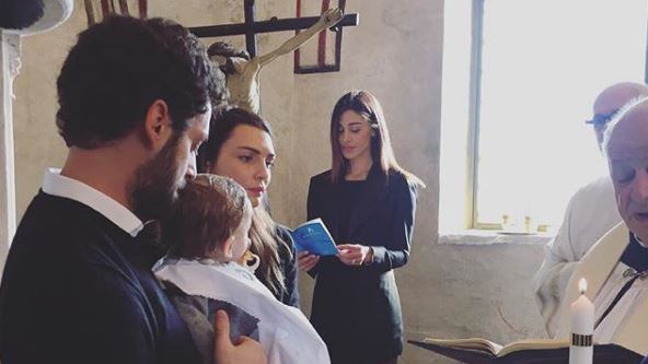 Belen (in mini) madrina di battesimo "Ma la chiesa non è un red carpet"