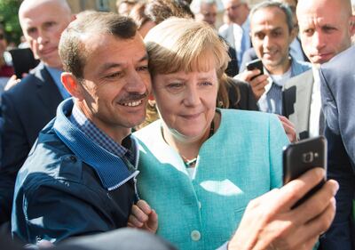 Berlino, i selfie della Merkel con gli immigrati 7