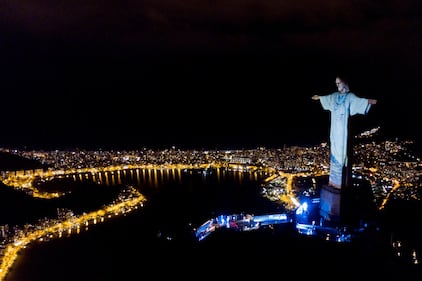 Il Cristo Redentore si illumina per onorare i medici e gli infermieri che combattono il coronavirus 4