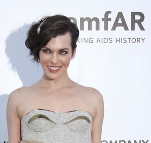 Milla Jovovich, mamma social contro i paparazzi 31