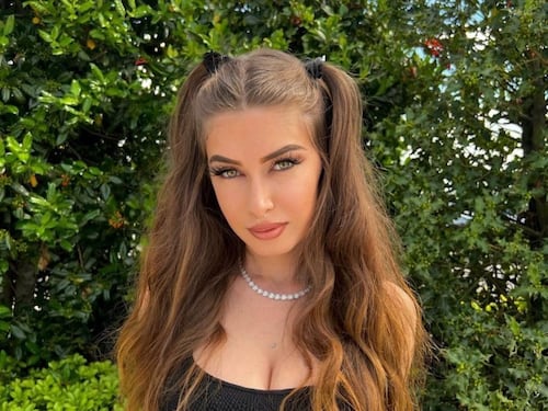 "Tante fotine sexy...". Elisa Esposito, la prof di corsivo, sbarca su Onlyfans