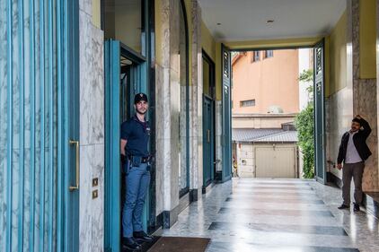 Milano, mamma e figlia precipitano dall'ottavo piano 1