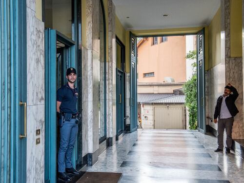 Milano, mamma e figlia precipitano dall'ottavo piano