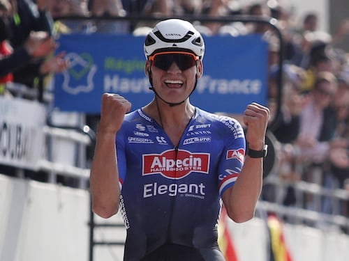 Alla Parigi-Roubaix trionfa Van der Poel, Ganna solo sesto