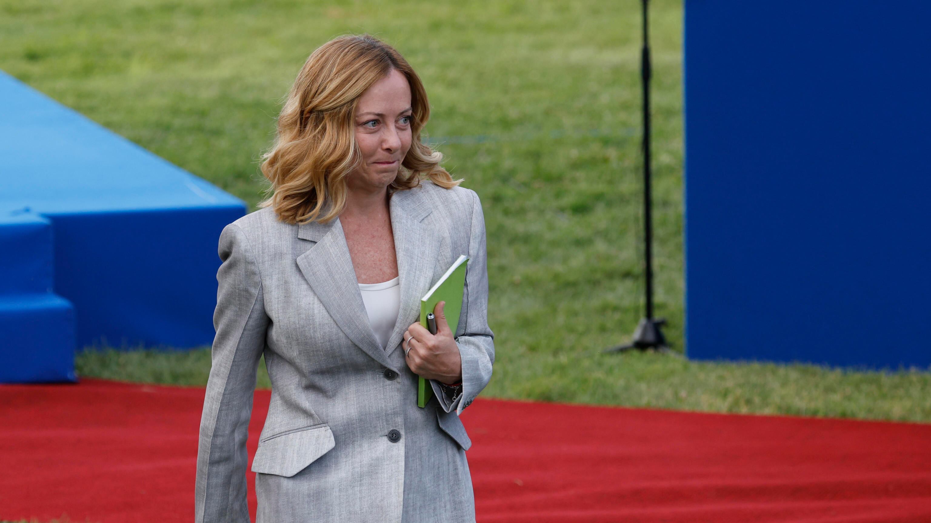 "Vado al seggio, ma non ritiro le schede". Meloni fa impazzire la sinistra sul referendum
