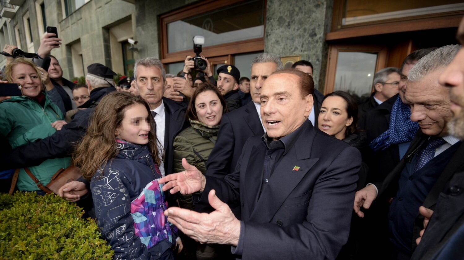 Napoli acclama Berlusconi: "Basta tasse, ora salvaci tu"