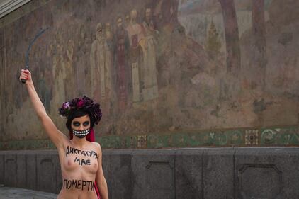 Kiev, attiviste Femen nude contro Ianukovich 3