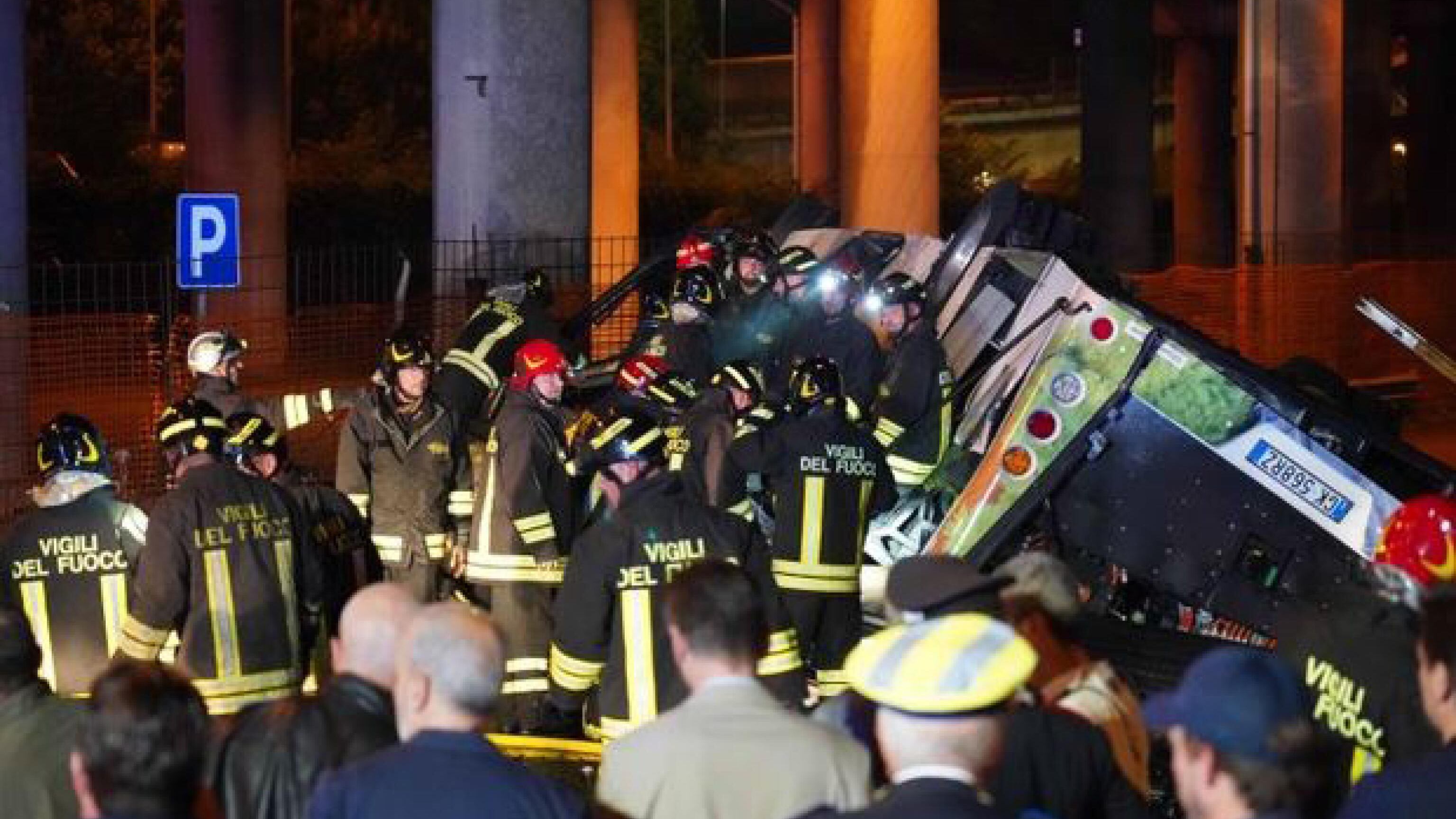 Tragedia a Mestre, autobus precipita dal cavalcavia: 21 morti e 15 feriti