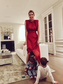 Ivanka Trump elegante in rosso: i bimbi giocano con la gonna 2