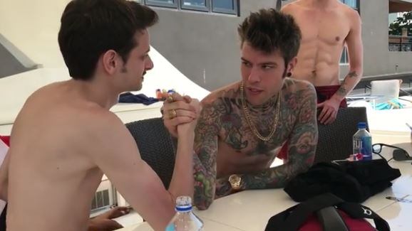 Fedez e Rovazzi si sfidano a braccio di ferro