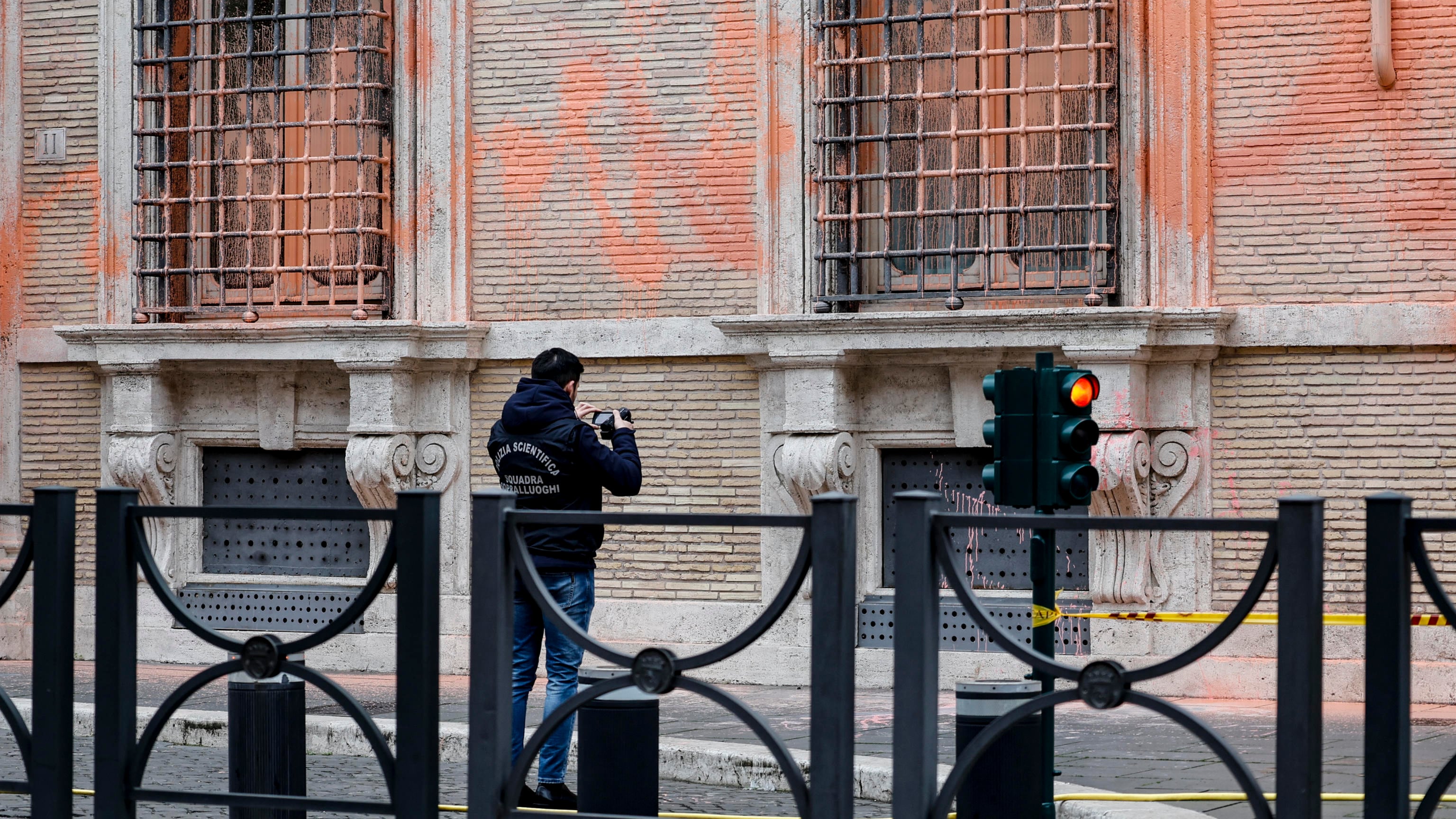 Assalto al Senato a colpi di vernice: arrestati 3 estremisti dell'ambientalismo. "Gesto oltraggioso"