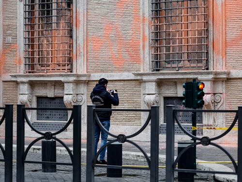 Assalto al Senato a colpi di vernice: arrestati 3 estremisti dell'ambientalismo. "Gesto oltraggioso"