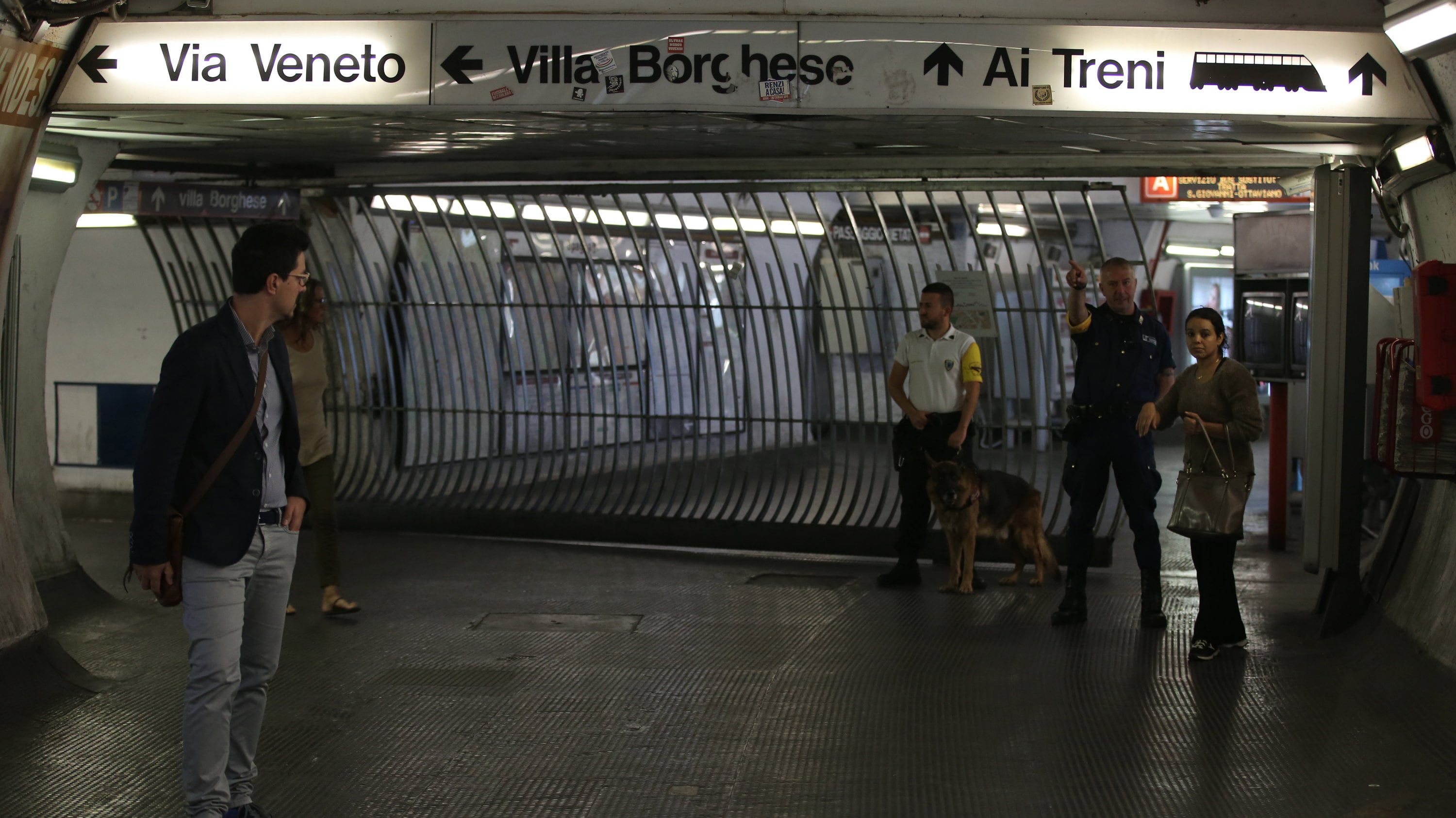 Roma, metro a pezzi: crolla il controsoffitto