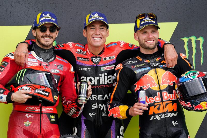 MotoGP, Espargaro beffa Bagnaia e trionfa a Silverstone: le immagini più belle della gara 3