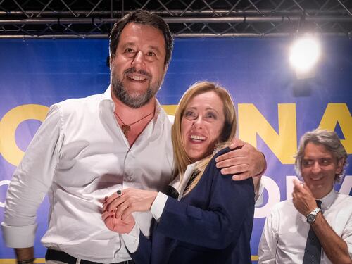 Abbraccio Salvini-Meloni: "Ma non saremo come Romeo e Giulietta"