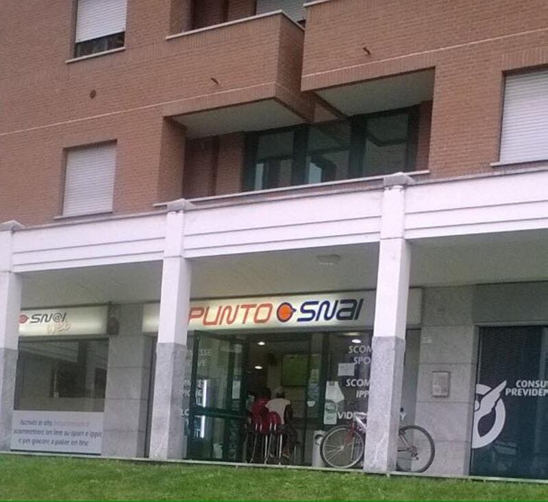 Immigrati sala scommesse
