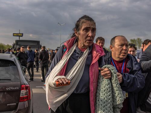 Bombe e carri armati russi per conquistare l'acciaieria. Più di cento gli evacuati ma in 300 ancora nei rifugi. Giallo per 11 bus "spariti"