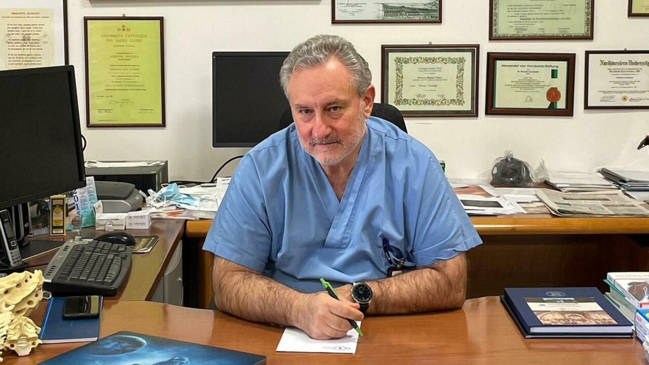Salvo con un dardo in testa. "E l'ho operato da sveglio"