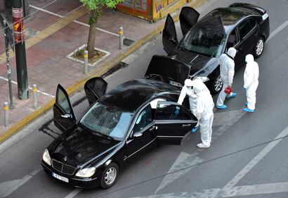 Una busta esplode nell'auto di Papademos 4