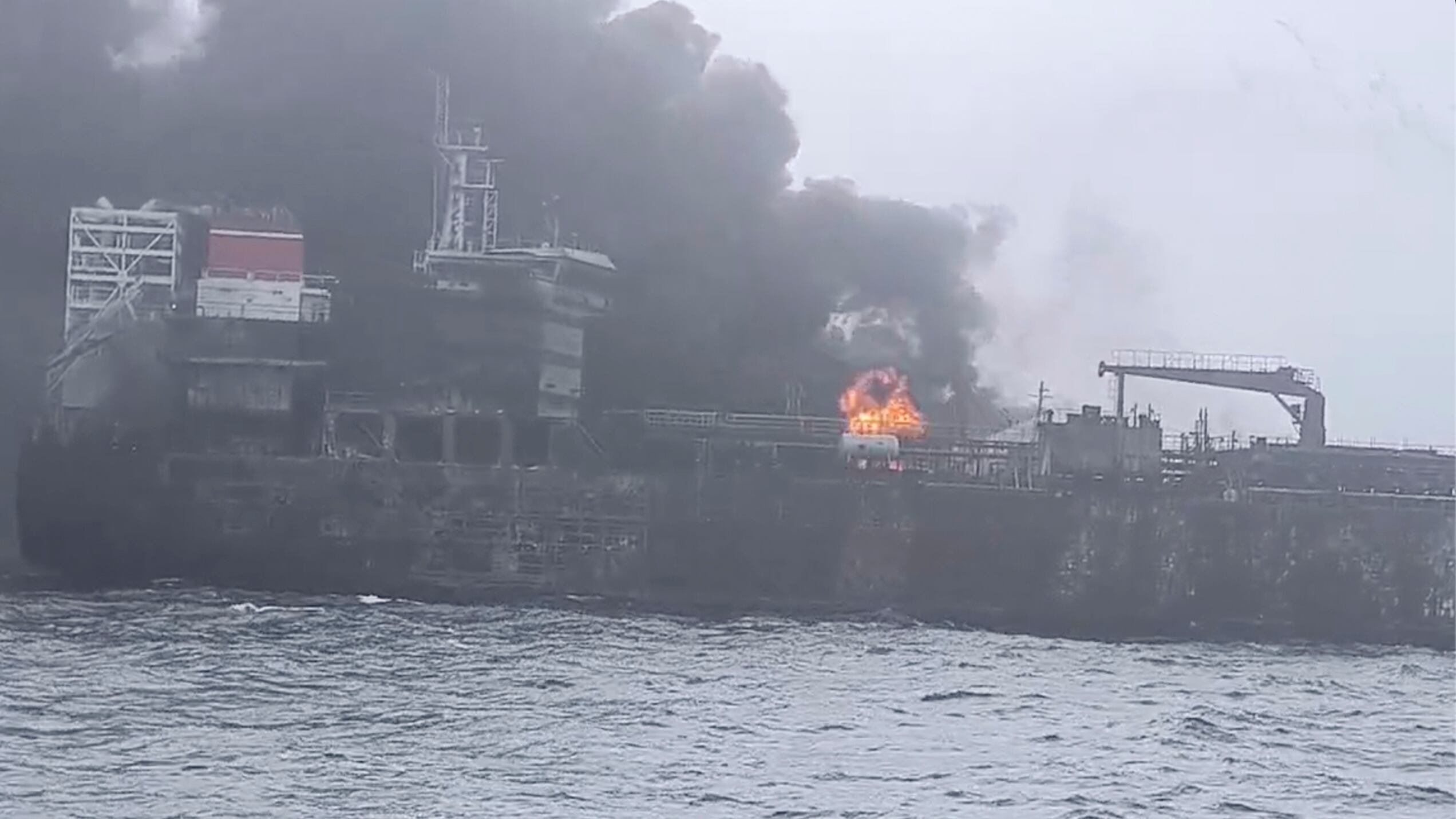 Scontro tra una petroliera e una nave cargo. Salvi gli equipaggi, si valuta il danno in mare