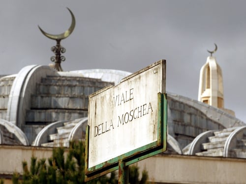Moschea a Milano, arrivata la richiesta in Comune. Ma Maroni: "Rispettare le radici"
