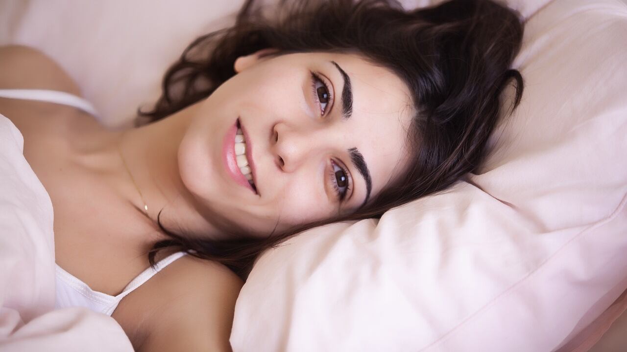 Mouth taping, come funziona e perché fa dormire meglio