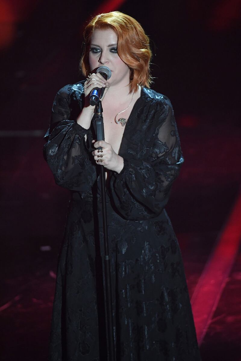 Sanremo 2018, Noemi in abito nero e profonda scollatura 4